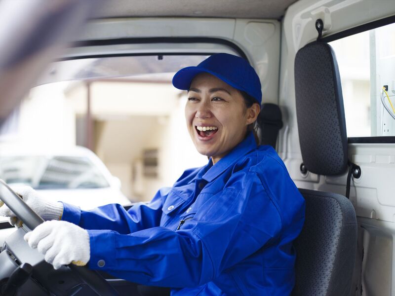 トラックを運転する女性スタッフ